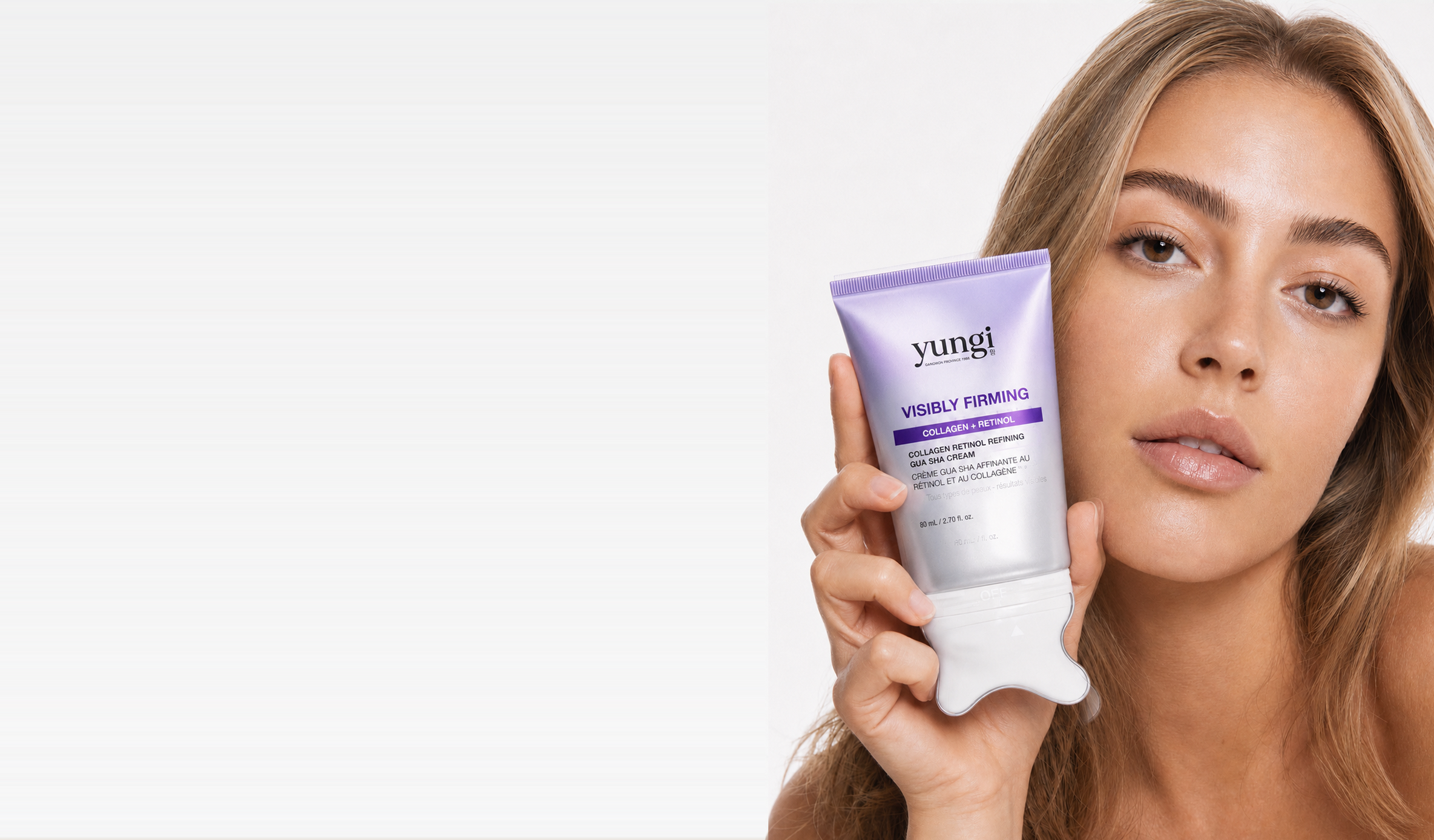 Femme tenant la crème gua sha yungi